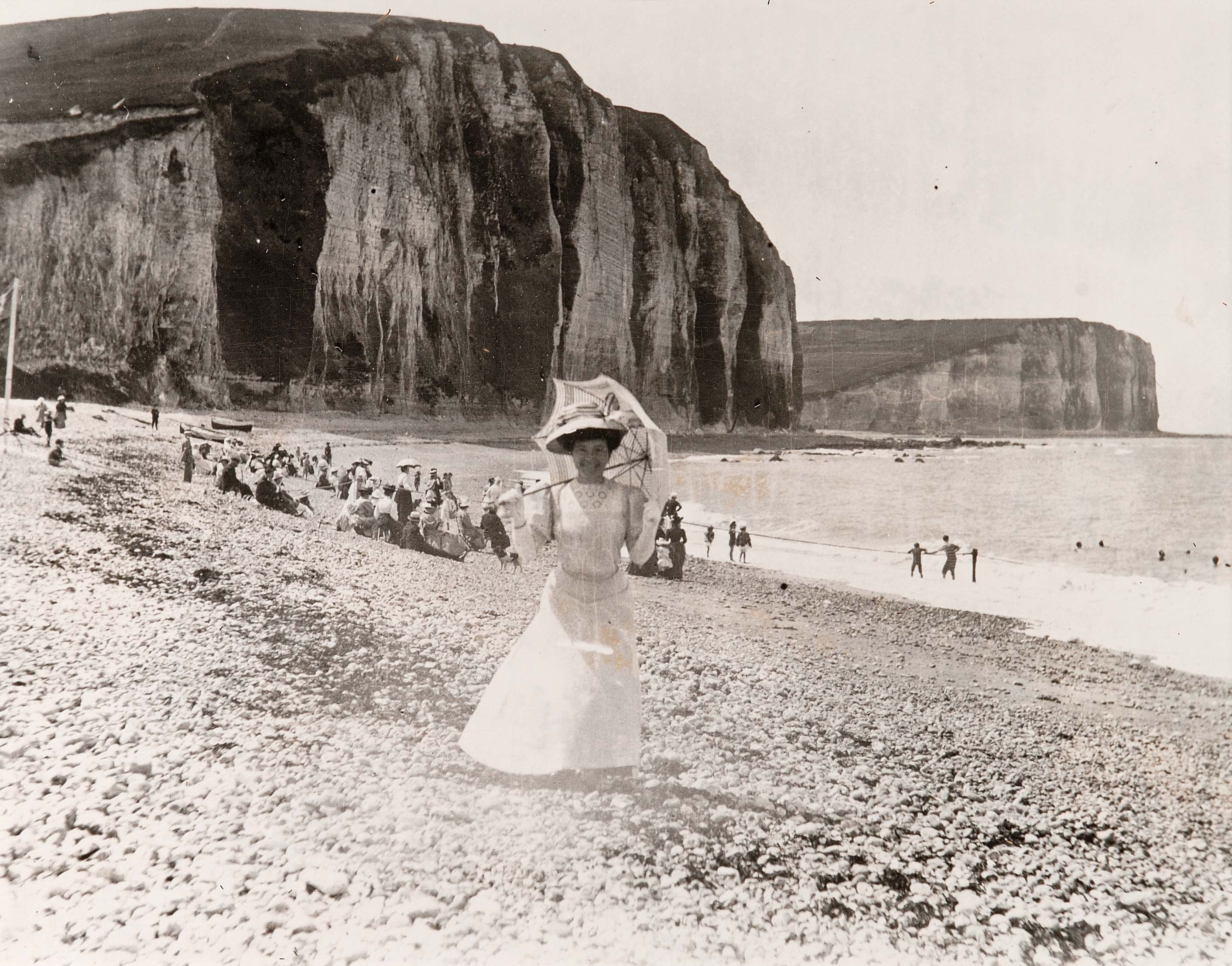 Photographie de Madame Monet sur la plage des Petites Dalles