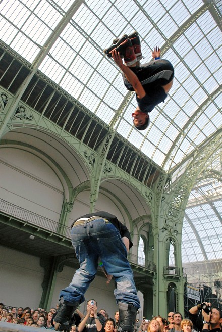 See the media:Rue au Grand Palais, 2006. A skater takes off in the Nave.