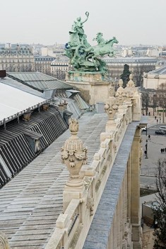 Voir le média:Les quadriges semblent s’élancer dans le ciel de Paris.