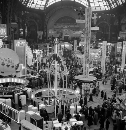 Voir le média:Le Salon des arts ménagers. Paris, Grand Palais, 1952