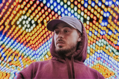 Awir Leon devant un fond coloré