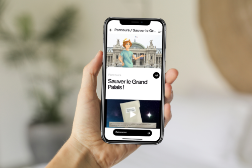 Écran de smartphone avec le jeu "Sauver le Grand Palais"
