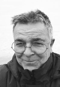 Portrait de Fabrice Hyber en noir et blanc