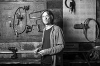 Portrait de Brecht Evens en noir et blanc