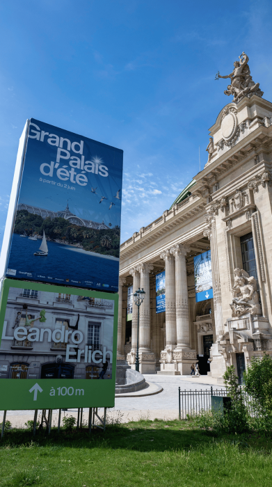 Exterieur du Grand Palais avec l'affiche de Leandro Erlich