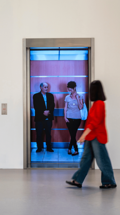 Des portes d'ascenseur ouvertes, avec des personnages fixes