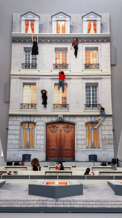 Un immeuble haussmanien avec des visiteurs