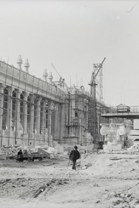 Vue de la colonnade en construction du Grand Palais