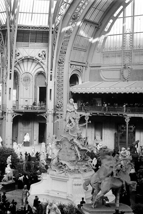 Exposition de sculptures au Grand Palais pendant l'Exposition universelle de 1900