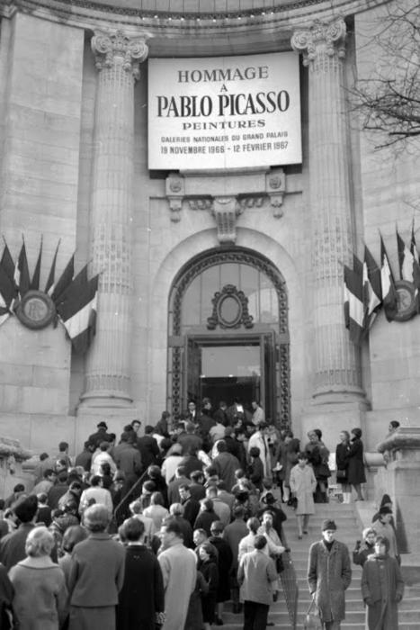 File d'attente pour l'exposition "Pablo Picasso", au Grand-Palais, en février 1967.
