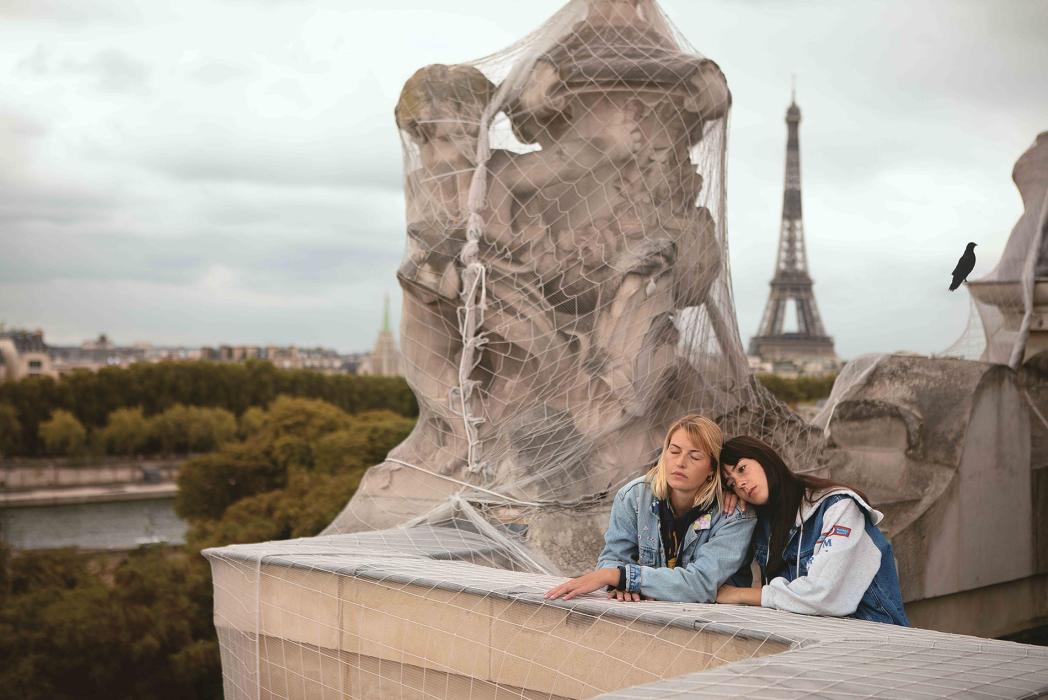 Deux jeunes femmes sur le toit du Grand Palais