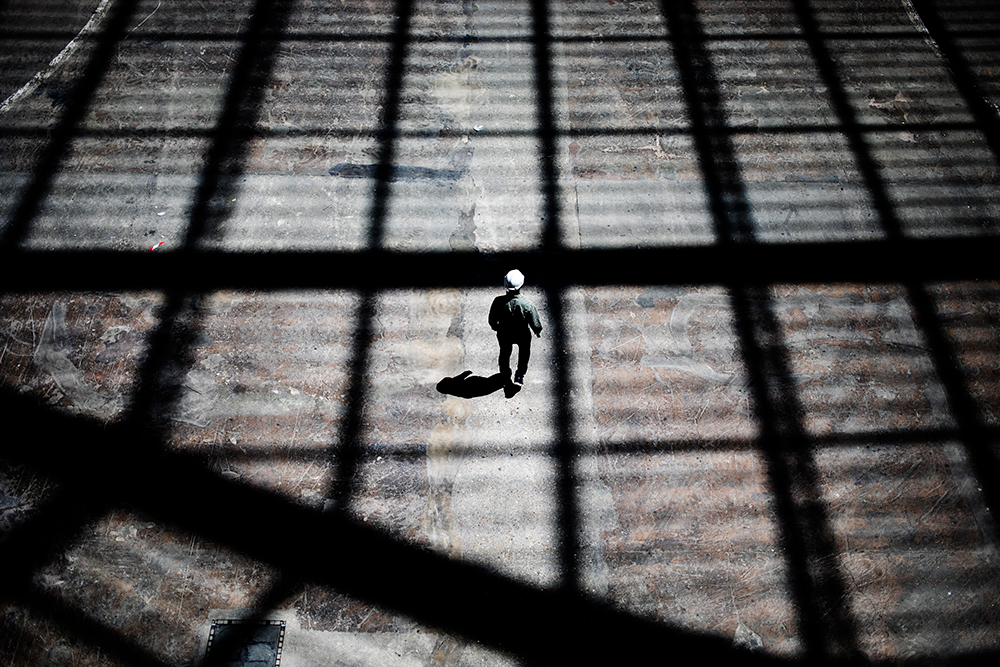 Sol du Grand Palais avec reflets de la verrière et une silhouette 