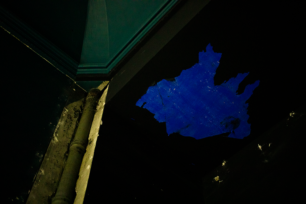 Détail du monument, tons bleus, jaunes et verts