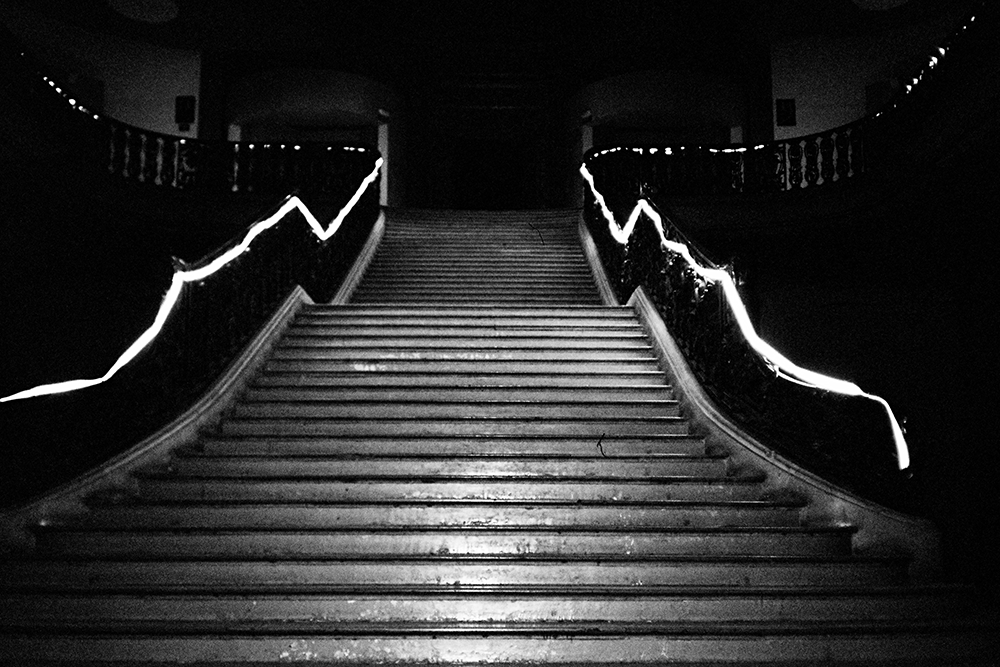 Vue des escaliers en noir et blanc