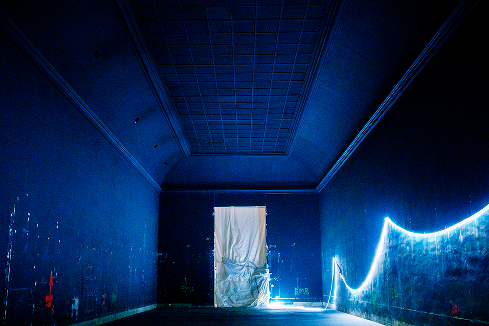 Espace du Grand Palais éclairé avec un néon, en bleu