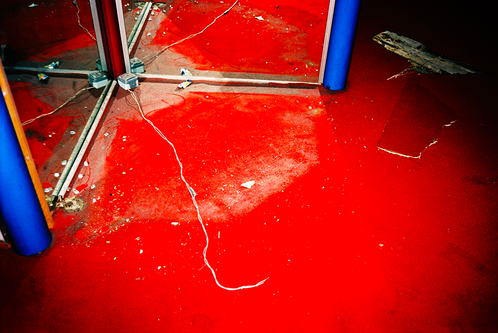 Sol du Grand Palais, couleur rouge vif