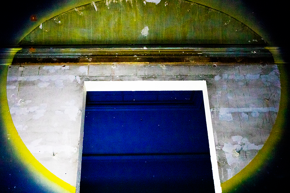 Détail du monument, tons bleus et jaunes