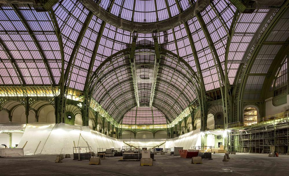 Nef du Grand Palais pendant les travaux en soirée avec éclairages