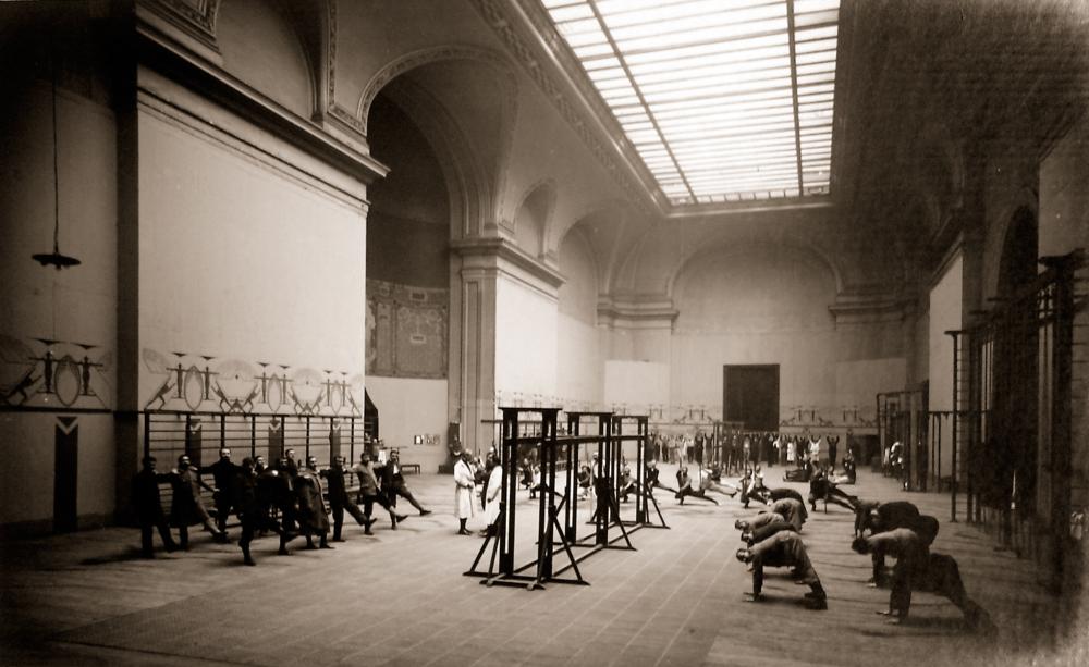 Des soldats s'entrainent dans un espace du Grand Palais transformé en salle de gymnastique