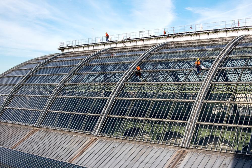 Le toit du Grand Palais (verrière) avec des cordistes