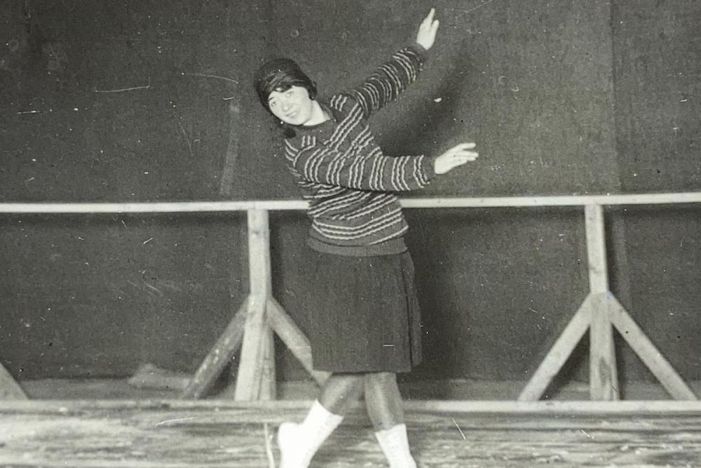 Gertrude Klammek avec ses patins sur la glace 