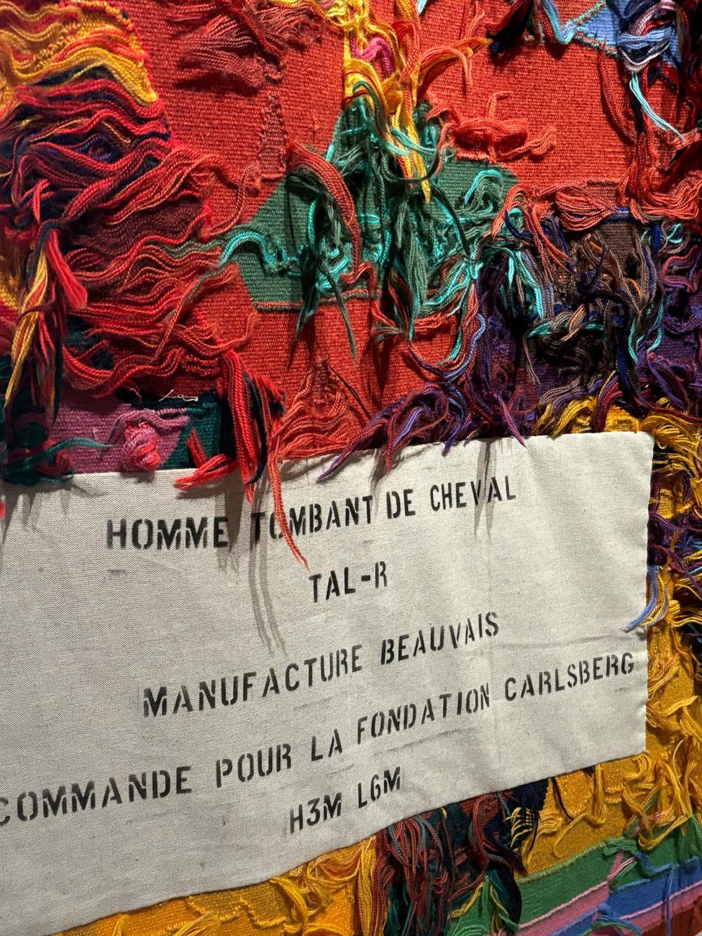 Détail de l'envers de la tapisserie "Hommes tombant de cheval" de Tal R