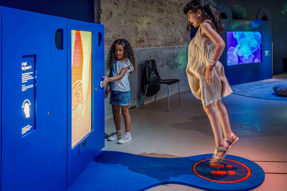 Vue d'un enfant dans l'exposition Transparence