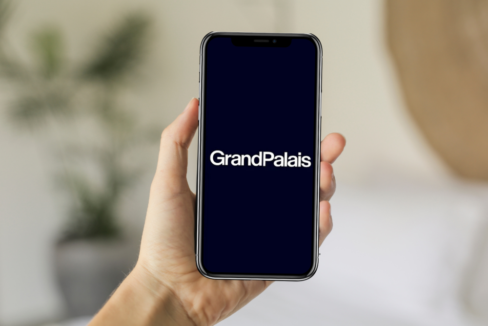 Un téléphone ouvre l'application mobile du Grand Palais