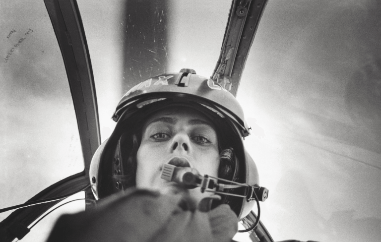  Marie-Laure de Decker dans un avion militaire au Vietnam
