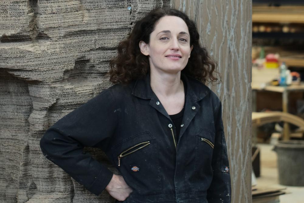 Portrait de l'artiste Eva Jospin devant une de ses oeuvres