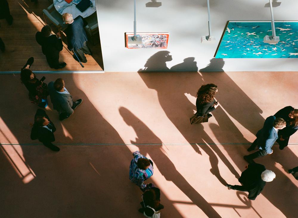 Vue de haut de la foire Art Basel en 2024