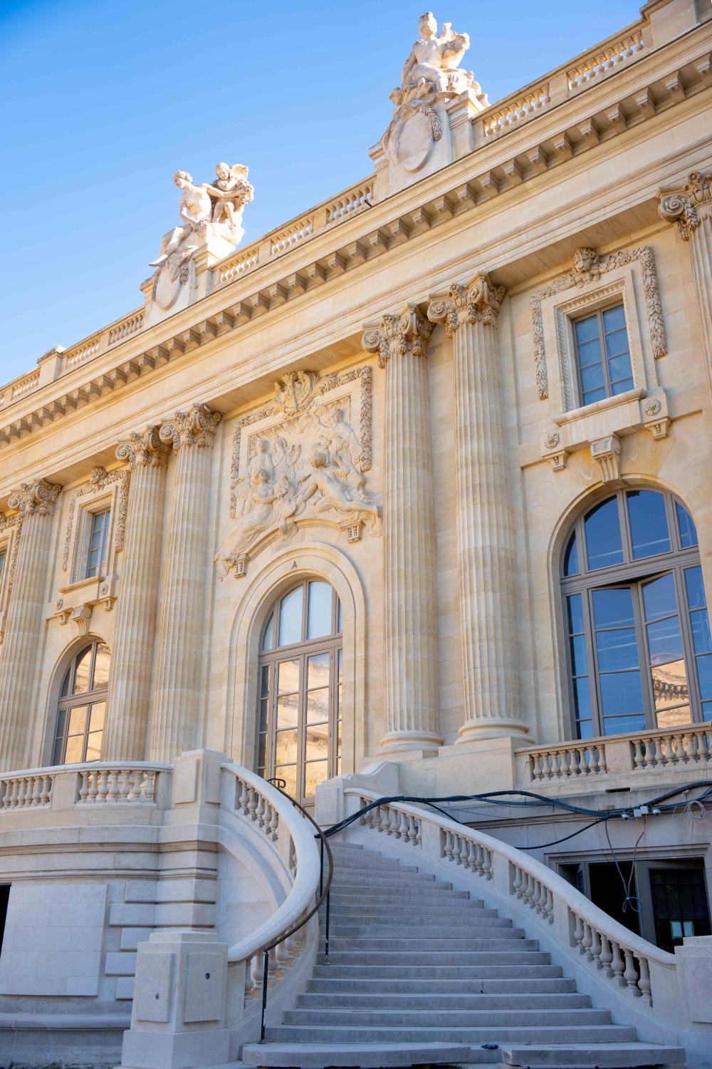 Vue de l'entrée Square Jean Perrin