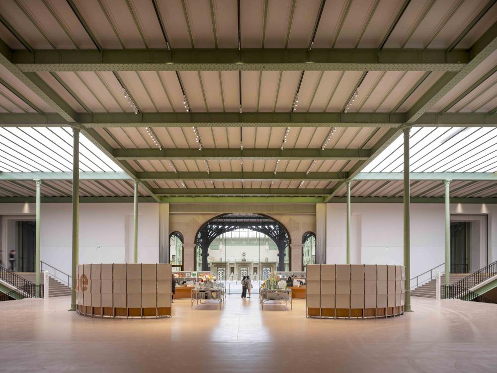 Vue de la Place centrale avec la boutique