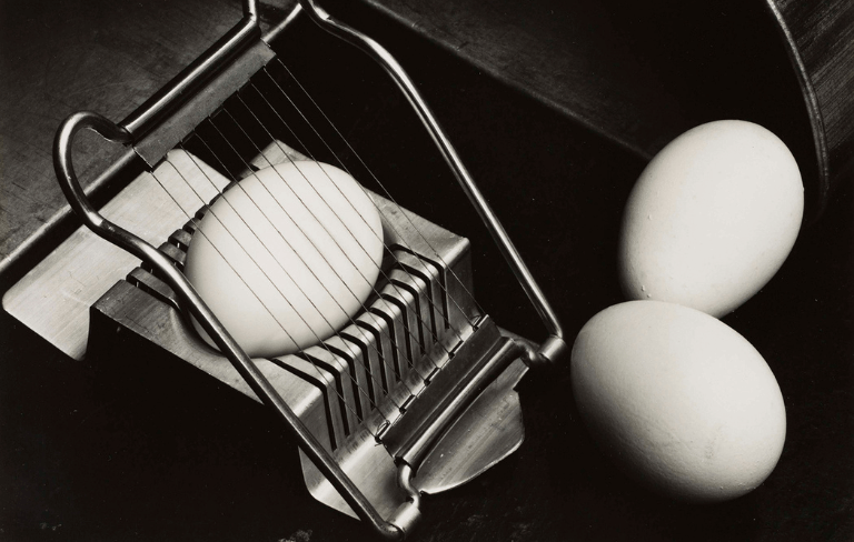 Photo d'Edward Weston intitulée "Eggs and Slicer"
