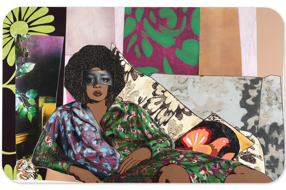 Oeuvre de Mickalene Thomas, une femme noire allongée sur un sofa 