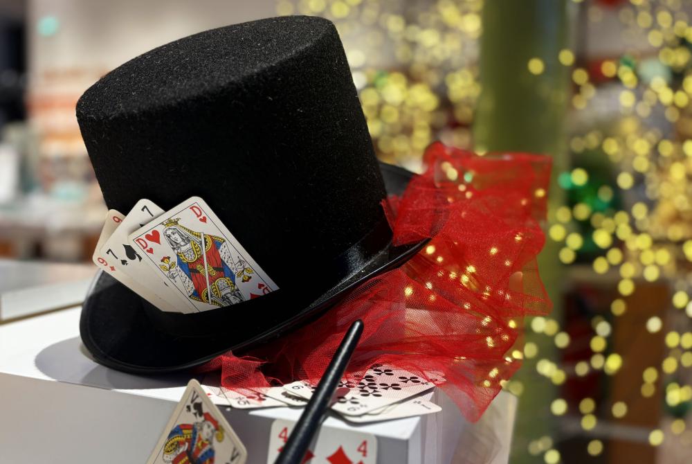 Chapeau de magicien avec cartes à jouer