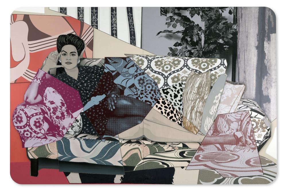 Oeuvre de Mickalene Thomas, une femme noire allongée sur un sofa 