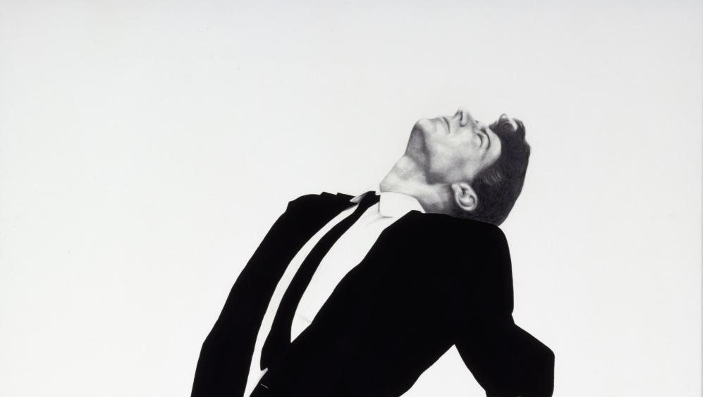 Un homme en noir&blanc, comme suspendu dans les airs