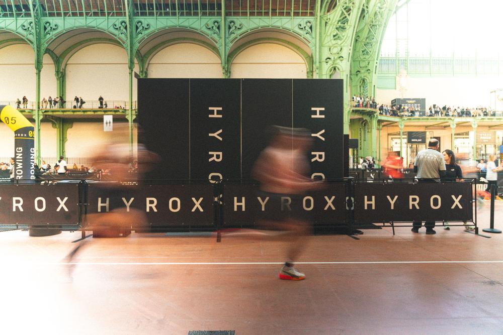 Un athlète dans la Nef du Grand Palais lors de la course Hyrox