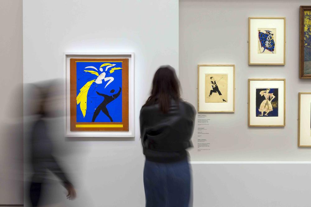 Vue de l'exposition Dessins-sans-limite au Grand Palais, avec le Centre Pompidou - scénographie Pauline Phelouzat