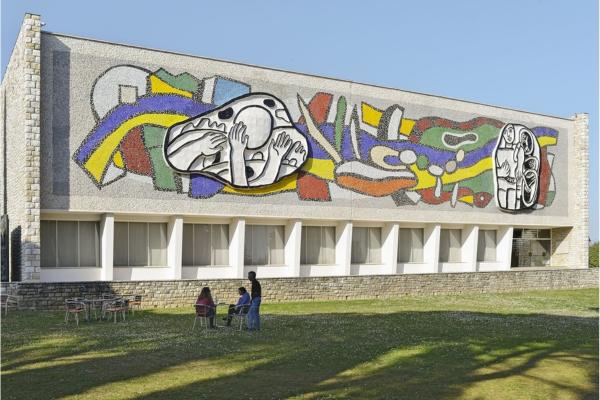 Vue de la mosaïque d'après une maquette de Fernand Léger sur la façade sud du musée