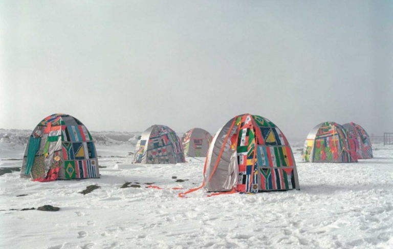 Village de l'Antarctique capturé par Lucy + Jorge Orta