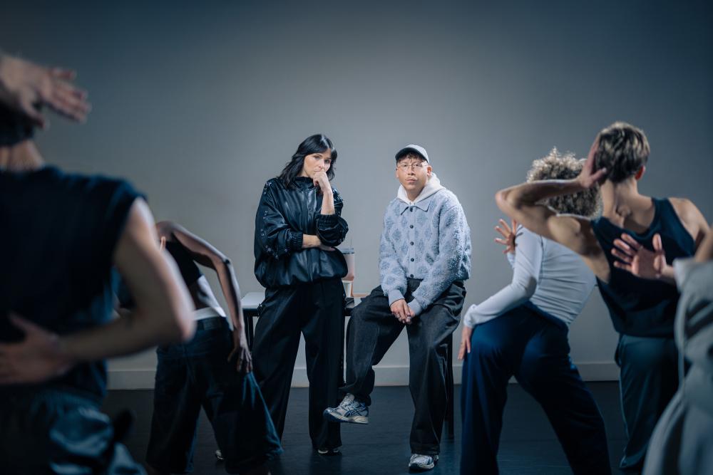 Photo de Eddy de Pretto et Maud Le Pladec avec des danseurs
