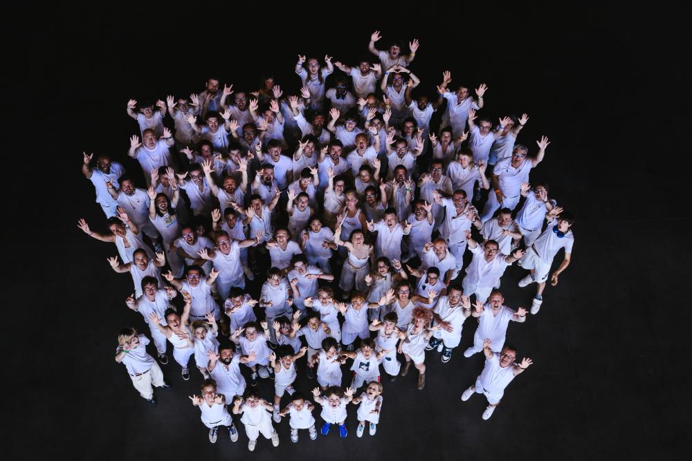 Un groupe uni de batteurs et batteuses