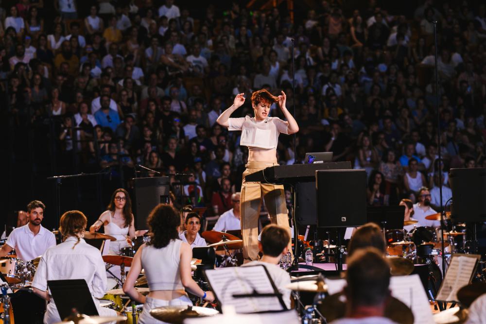 Lucie Antunes en représentation lors de la Symphonie pour 100 batteries à Lyon, en 2025