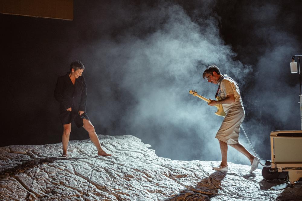 Deux personnes sur scène 