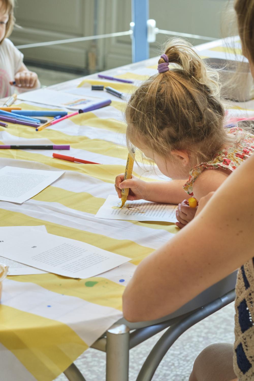 Un enfant coloriant un dessin dans le Salon Seine