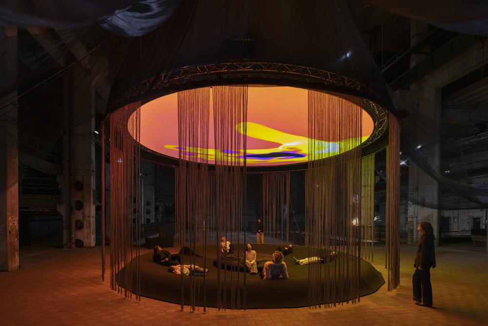 Installation de l'oeuvre WE FELT A STAR DYING, de Laure Prouvost à Berlin en 2025