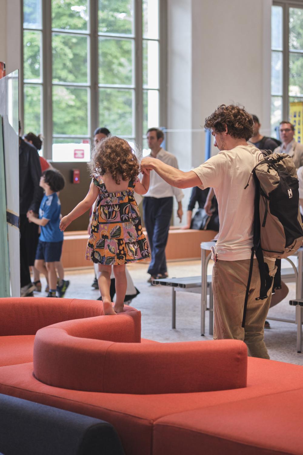 Un enfant accompagné par un adulte dans le Salon Seine en 2025