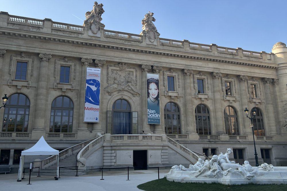 Vue du square Jean Perrin avec kakémonos Matisse et Nan Goldin